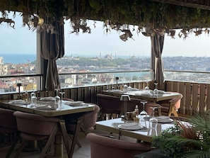 2 restaurants; dinner served 