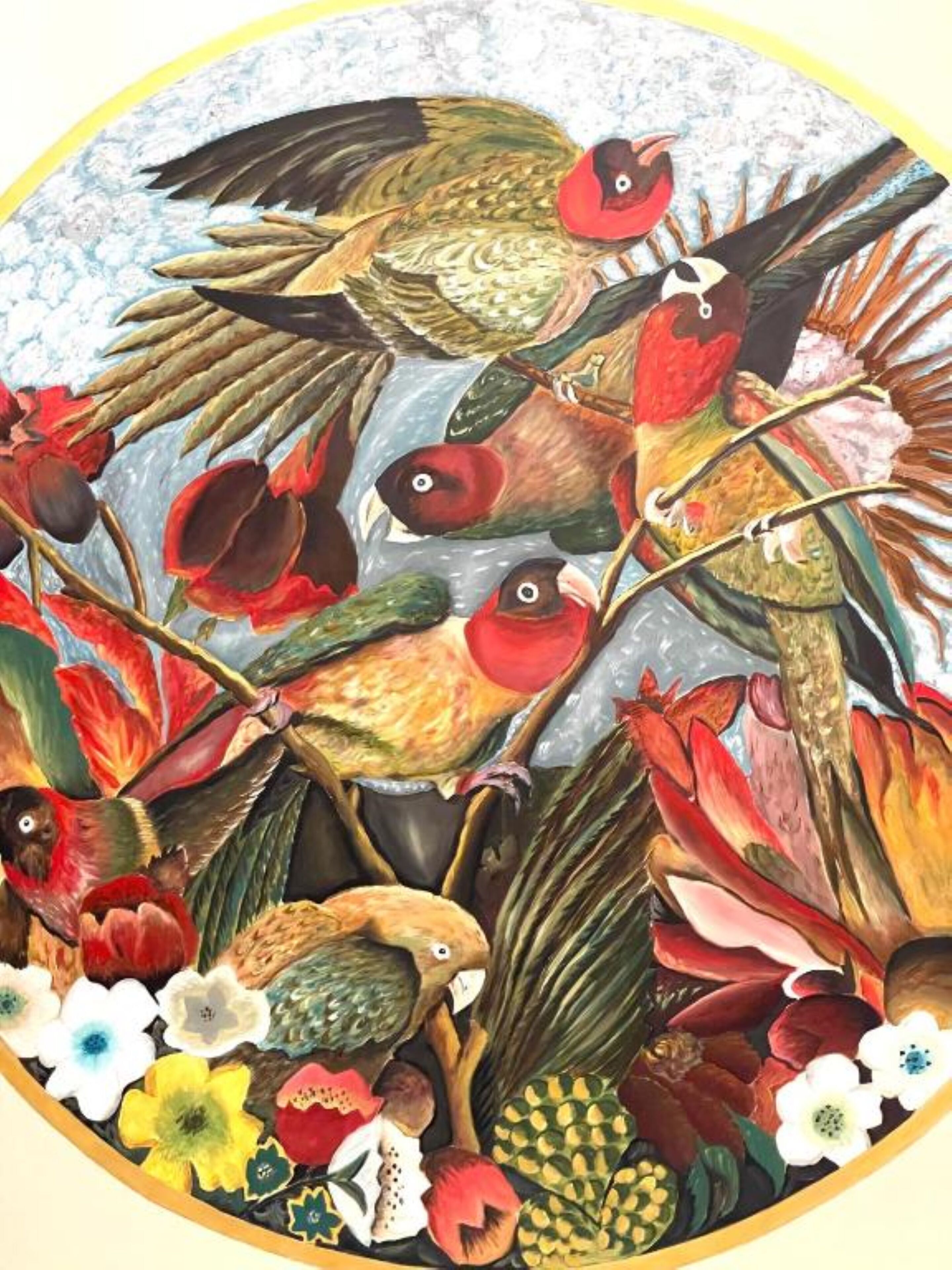 Una pintura de aves y flores.