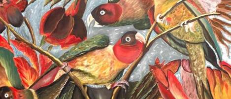 Una pintura de aves y flores.