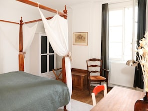 2 habitaciones, tabla de planchar con plancha, internet y ropa de cama