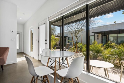 Modern 1-bedroom Apartment - 80 Walkscore!