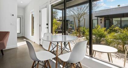 Modern 1-bedroom Apartment - 80 Walkscore!