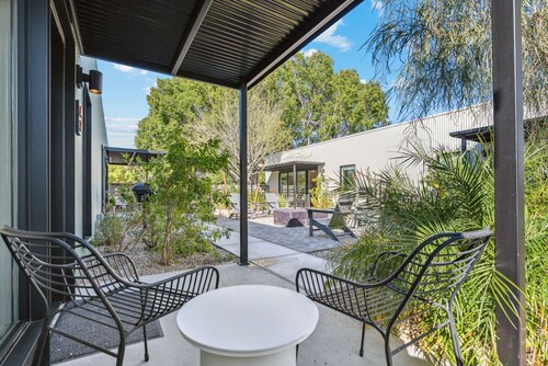 Modern 1-bedroom Apartment - 80 Walkscore!