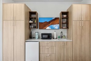 Refrigerador, microondas, lavavajillas y cafetera y tetera 