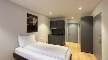 Single Room | Desk, laptop workspace, soundproofing, iron/ironing board