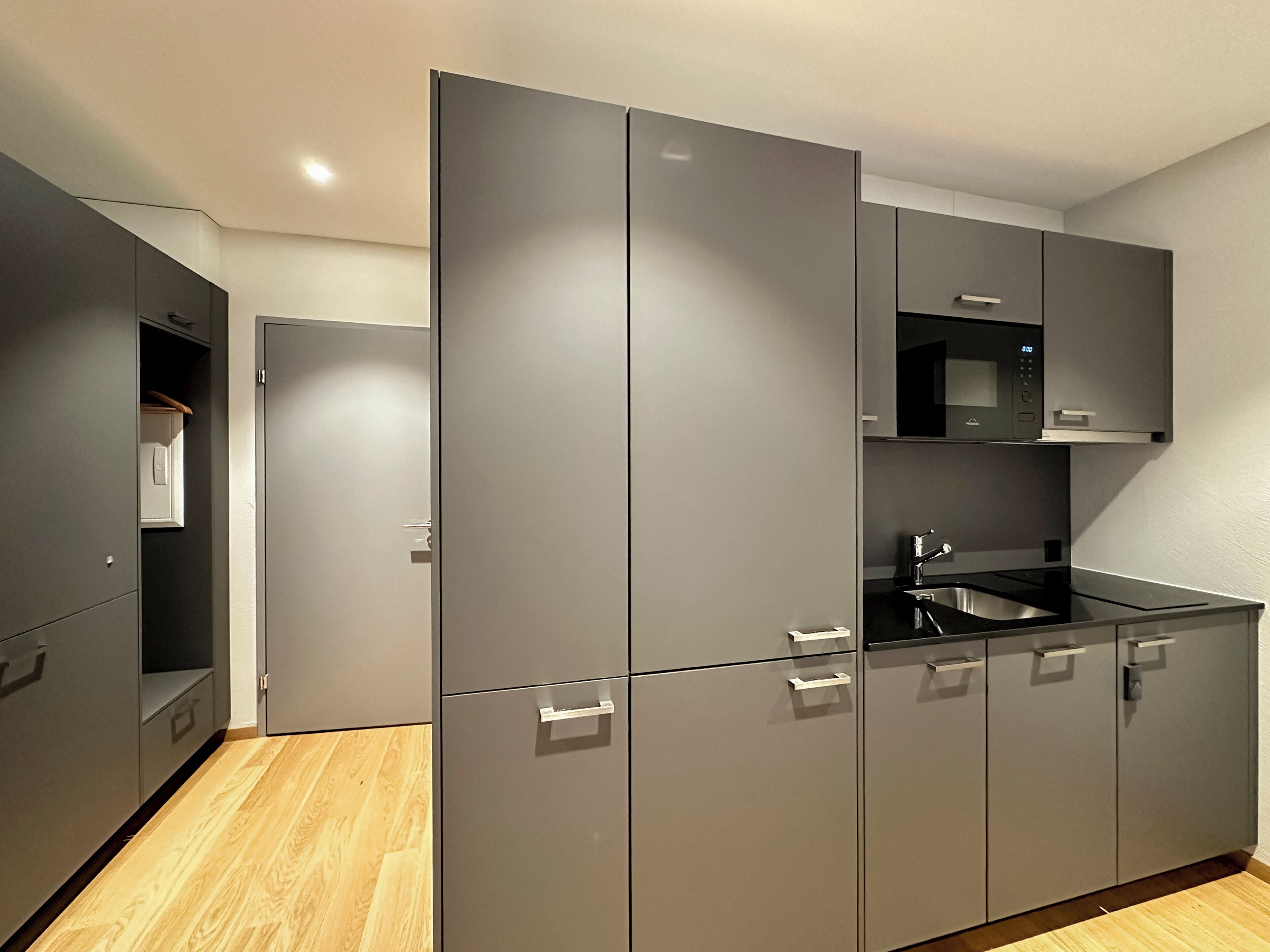 冷蔵庫、電子レンジ、コンロ、エスプレッソマシン