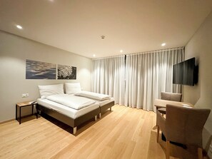 Meja kerja, ruang kerja ramah laptop, dan kedap suara