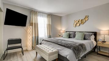 3 slaapkamers, een bureau, een strijkplank/strijkijzer, reisbedje