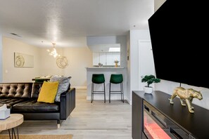 Een smart-tv, een open haard en een printer