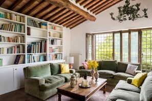 TV, fireplace, DVD player, books - Villa Eclipse in the heart of Bagnaia and the green Cimini Mountains (Bagnaia)