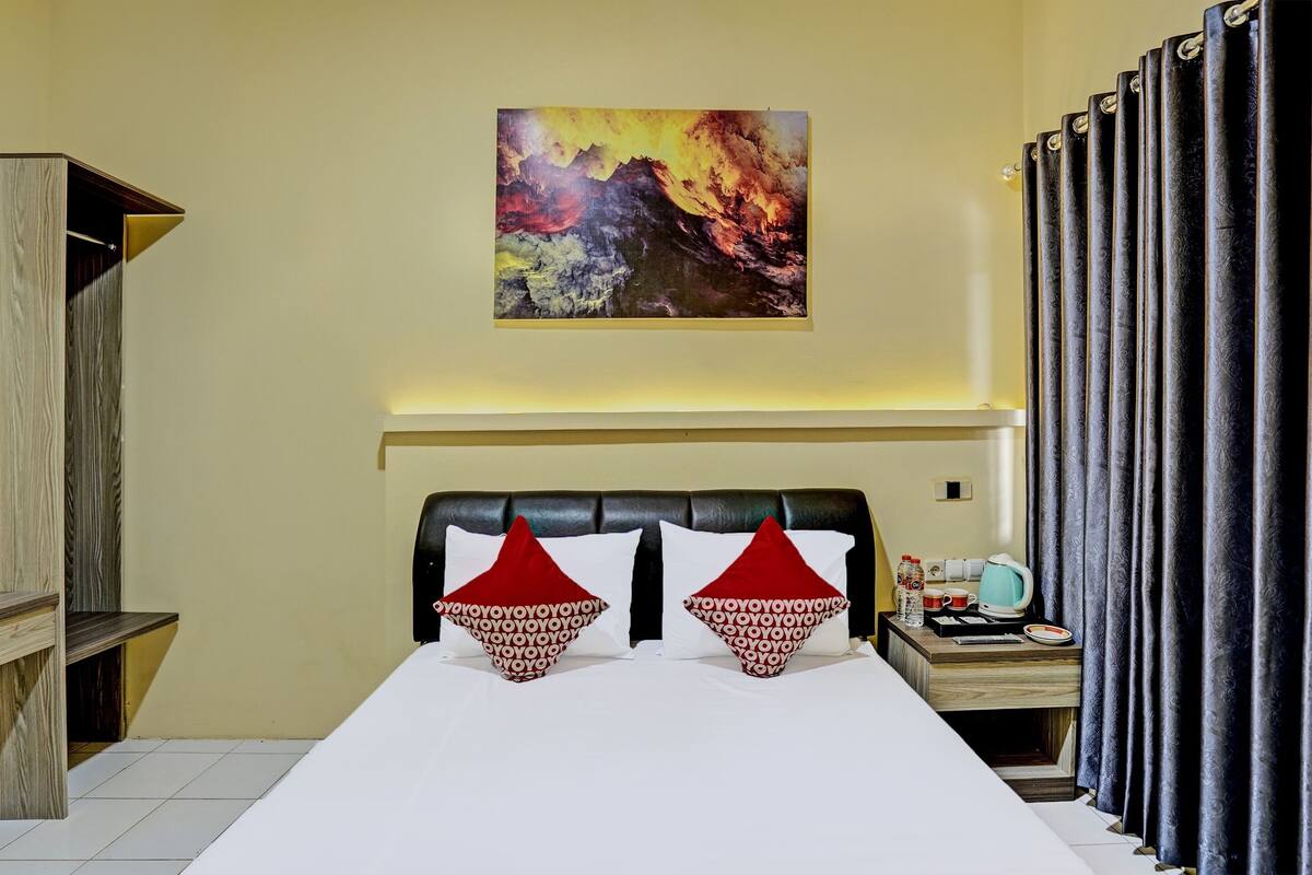 Desk, laptop workspace, free WiFi, bed sheets