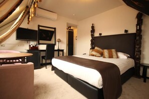 迷你吧、客房内保险箱、办公桌、隔音