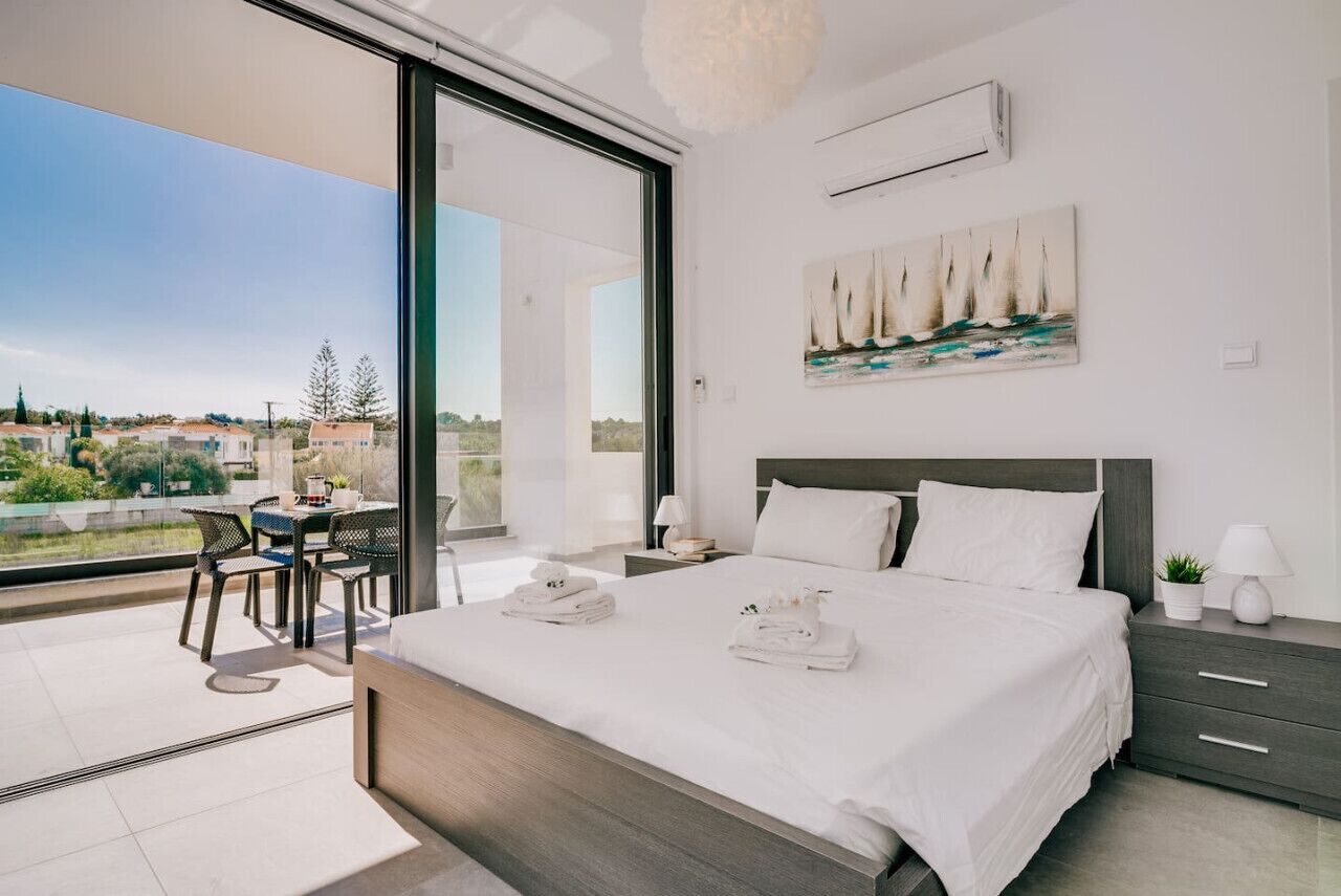 2 dormitorios, escritorio, tabla de planchar con plancha y cuna de viaje