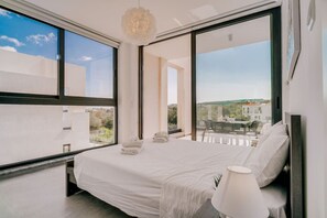 2 habitaciones, escritorio y tabla de planchar con plancha 