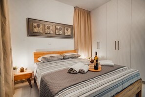 4 bedrooms, desk, iron/ironing board, travel crib