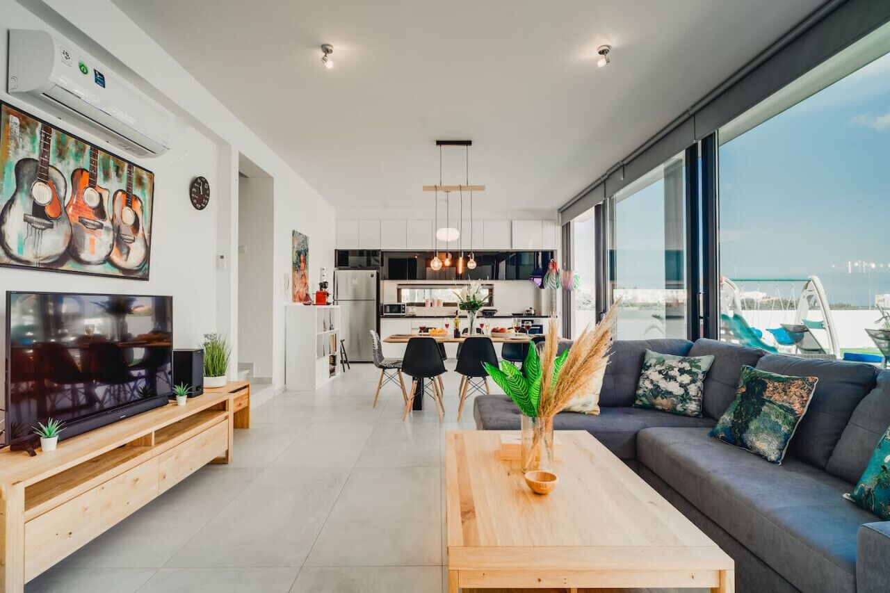 Een televisie en een stereo