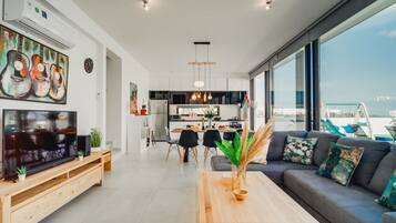 Een televisie en een stereo