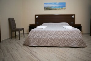 6 bedrooms, WiFi, bed sheets - Villa with pool (Parabita)