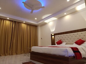 Dobbeltrom – deluxe, byutsikt | Sengetøy i egyptisk bomull, sengetøy av topp kvalitet og dundyner