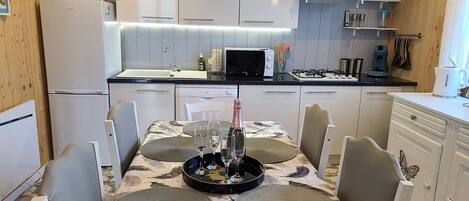 冷蔵庫、電子レンジ、オーブン、食器洗い機