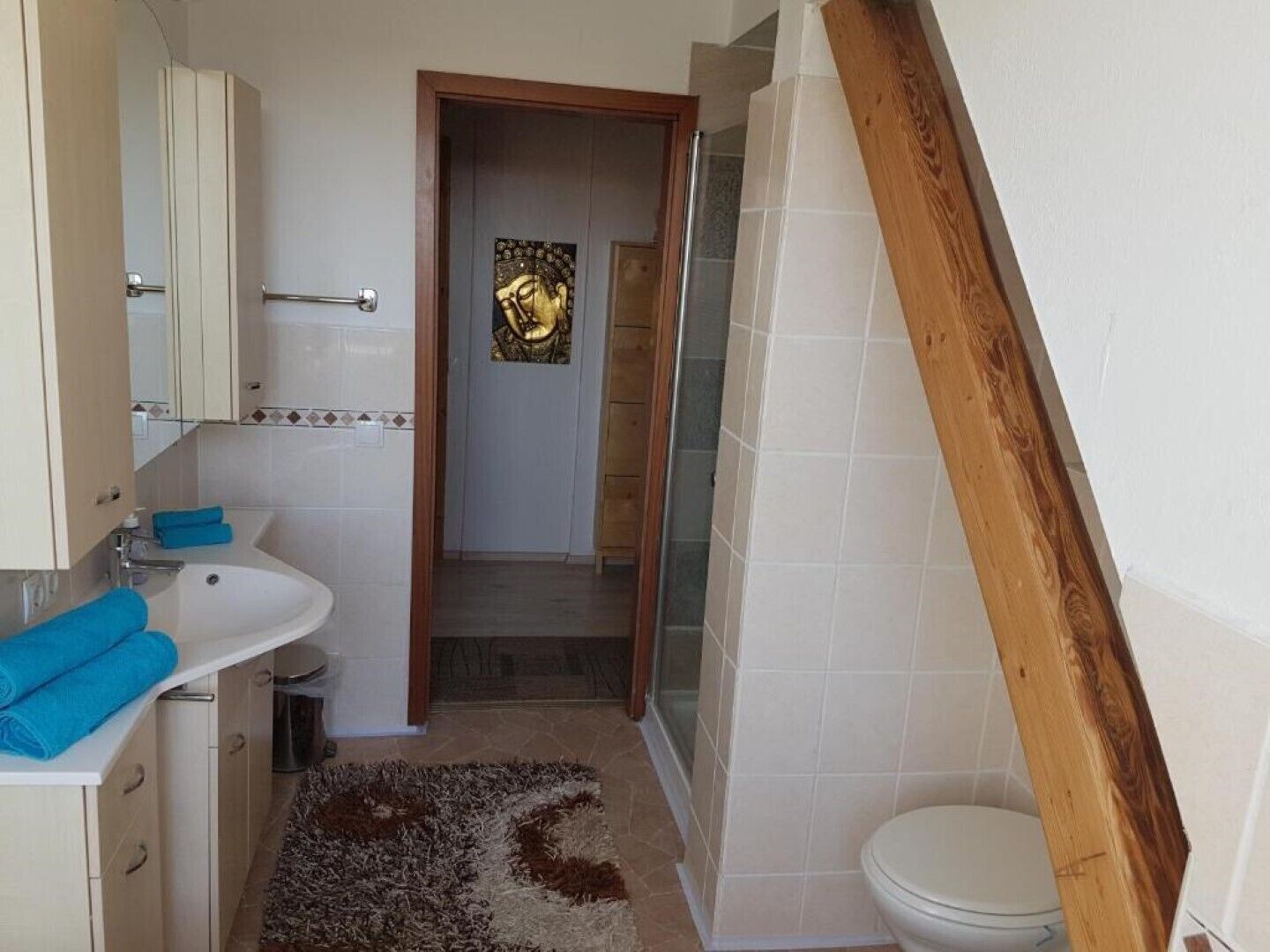 Un baño con lavamanos, espejo y retrete.