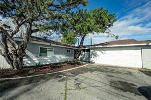 Property grounds - Cozy, Calm, Cool 3Bd fenced yard (Monrovia)
