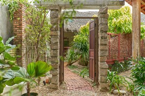 Exterior detail - Pao Homes -  Beach Stone Villa 4BR with Salt water Pool- 1’ to the sea (Thành phố Hội An)