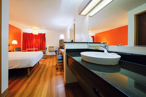 โต๊ะทำงาน, เตารีด/โต๊ะรีดผ้า, นาฬิกาปลุก