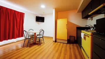 Meja kerja, setrika/meja setrika, dan jam alarm