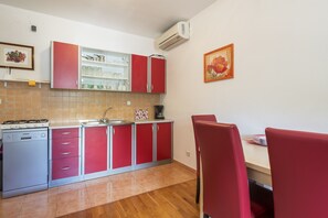 Kühlschrank, Mikrowelle, Herdplatte, Geschirrspüler