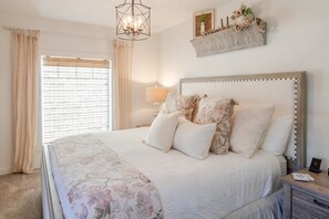 3 bedrooms, desk, iron/ironing board, free WiFi - Impeccably Maintained Retreat: Walk to Beach and Town, Firepit, Fenced Yard, Cozy Charm (Cannon Beach)