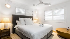 4 bedrooms, iron/ironing board, free WiFi, bed sheets - Recently renovated Sunset Bungalow 5 is what beach getaways are all about. (Byron Bay)