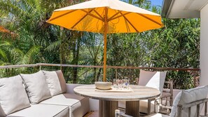 Outdoor dining - Recently renovated Sunset Bungalow 5 is what beach getaways are all about. (Byron Bay)