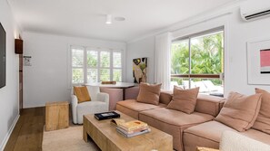 Smart TV - Recently renovated Sunset Bungalow 5 is what beach getaways are all about. (Byron Bay)