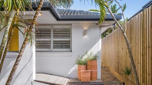 Property grounds - Recently renovated Sunset Bungalow 5 is what beach getaways are all about. (Byron Bay)