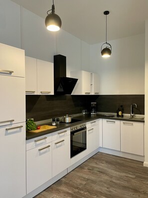 ثلاجة، فرن، موقد طهي مسطح، غسالة أطباق