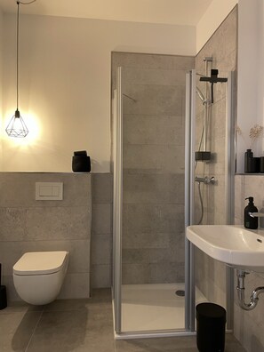 Dusche, Haartrockner, Handtücher