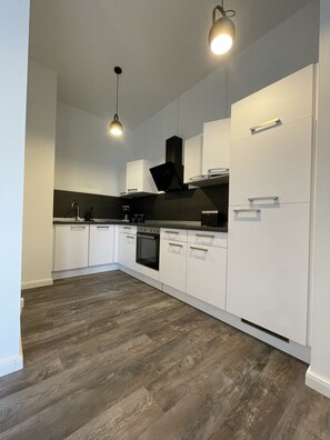 Kühlschrank, Ofen, Herdplatte, Geschirrspüler