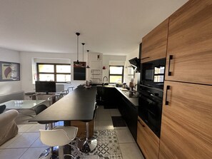 Micro-ondes, four, plaque de cuisson, lave-vaisselle