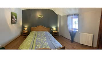 4 bedrooms, desk, iron/ironing board, travel crib