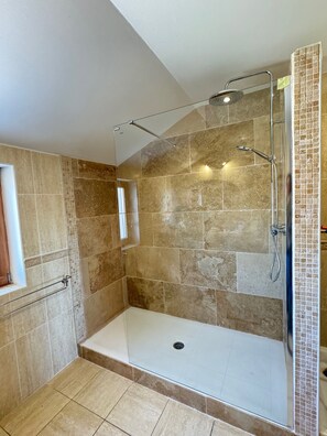 Dusche, Haartrockner, Handtücher, Toilettenpapier