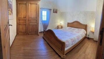 4 slaapkamers, een bureau, een strijkplank/strijkijzer, reisbedje