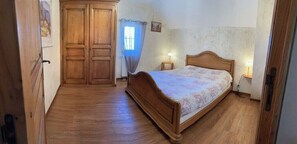 4 bedrooms, desk, iron/ironing board, travel cot