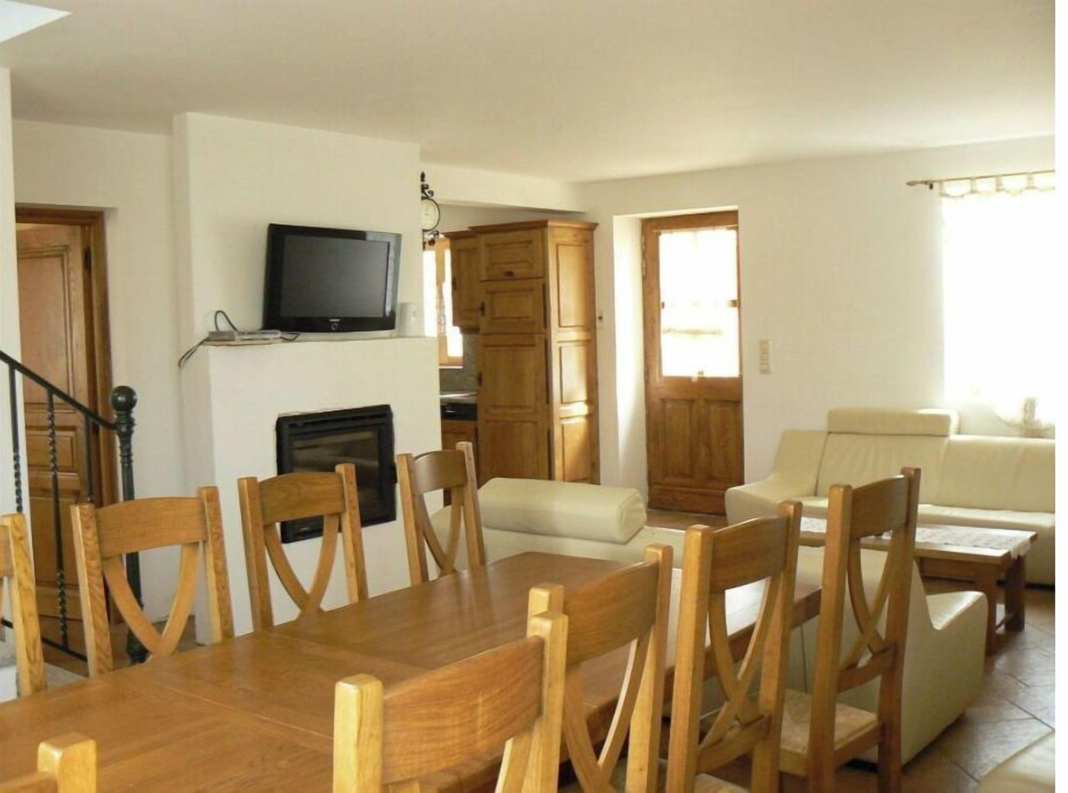 TV connectée, lecteur de DVD, livres, chaîne hi-fi