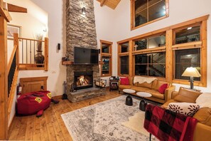 Smart-TV, Kamin, Arbeitsbereiche