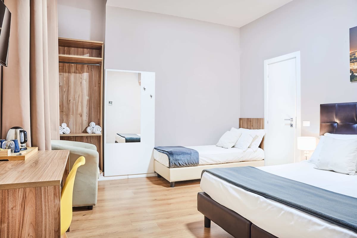 Deluxe driepersoonskamer | Italiaanse Frette-lakens, luxe beddengoed, donzen dekbedden