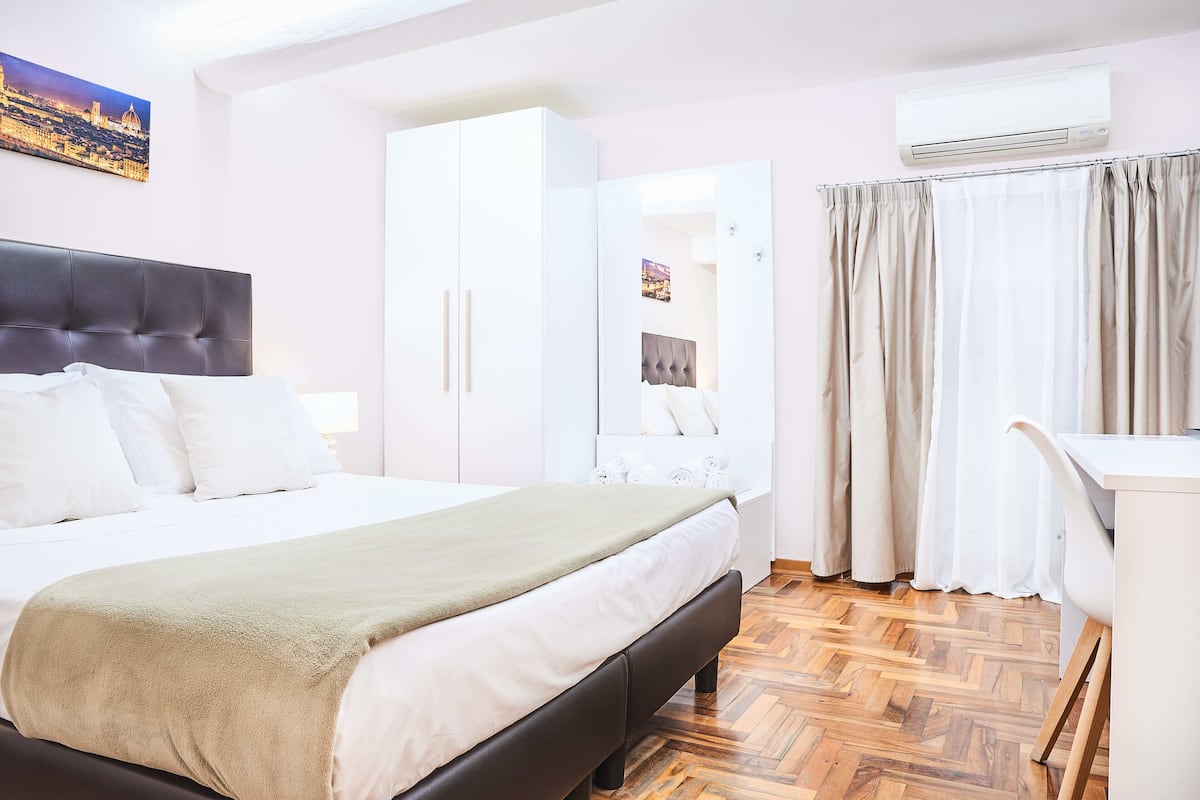 Economy kamer | Italiaanse Frette-lakens, luxe beddengoed, donzen dekbedden