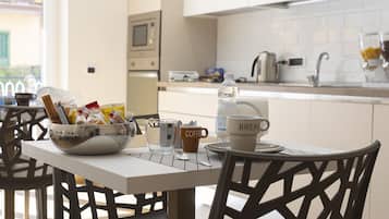 Frigorifero, microonde, forno, macchina per tè/caffè