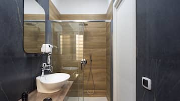 Doccia, asciugacapelli, bidet, asciugamani