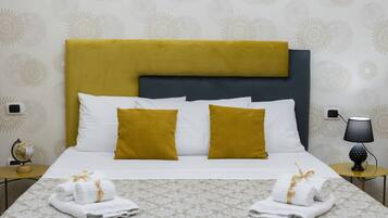 1 bedroom, desk, WiFi, bed sheets